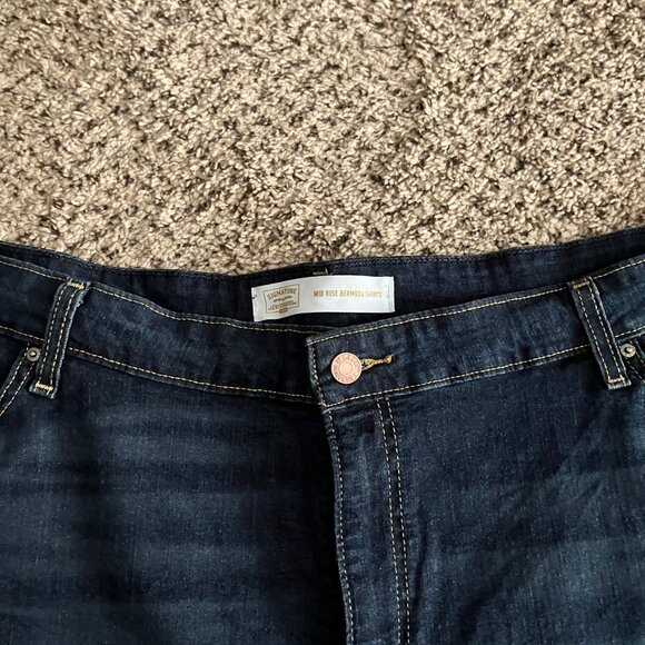 Plus Size Levi Signature Jean Shorts - Picture 2 of 5